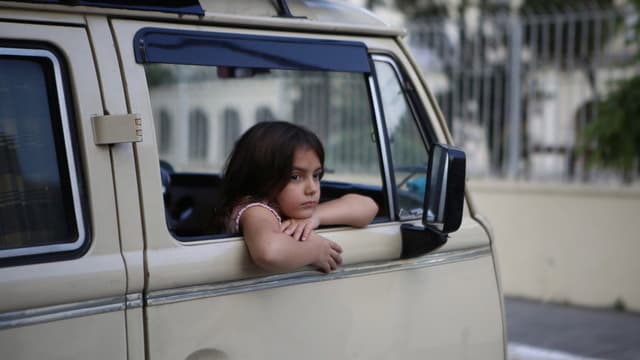 Eu, a Kombi e a Garotinha que Encontrei no Meio do Caminho