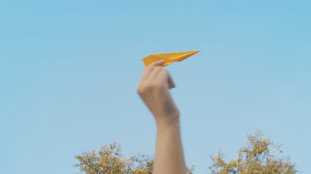 Makukulay na Eroplanong Papel