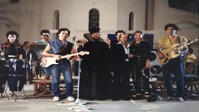 Mia papadia sta bouzoukia!
