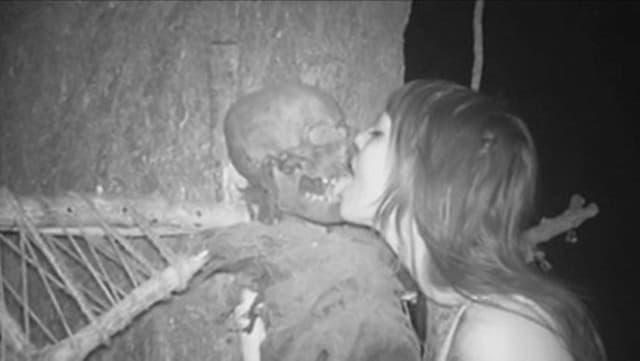 Skeleton Kisses