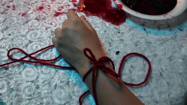 Hilo y Pastel de Sangre
