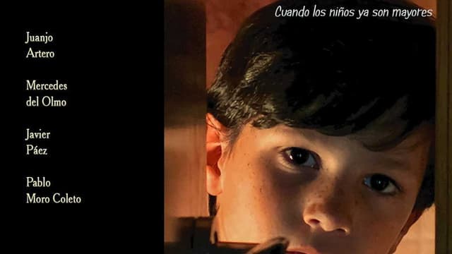 UN NIÑO ESCUCHA